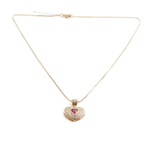 Collier doré élégant avec une pierre rouge en forme de cœur et pavé de zircons