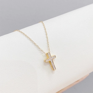 Elegante collar de cruz bañada en oro de 18K con circonitas brillantes en cadena fina