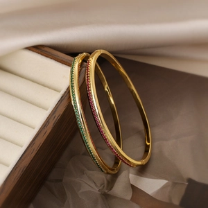 Bracciale rigido minimalista placcato oro 18K con zirconi rossi e verdi su seta