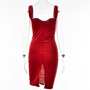 Detailansicht eines roten Samt-Bodycon-Kleides mit Gehschlitz und Trägern am Rücken