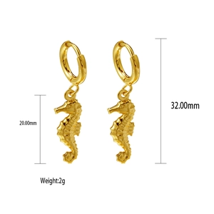 Detailed view of gold shell-shaped earrings with precise size 32.00mm and weight 2g specs
