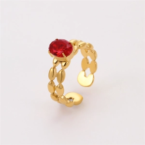 Dettaglio anello in acciaio placcato oro 18K con zircone rosso e fascia a grani