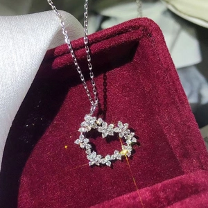 Elegante herzförmige Zirkonia-Halskette in einer Geschenkbox aus Samt für Frauen