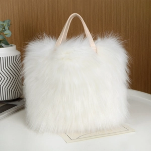 Borsa a mano in pelliccia sintetica bianca con manici beige su tavolo di legno sobrio