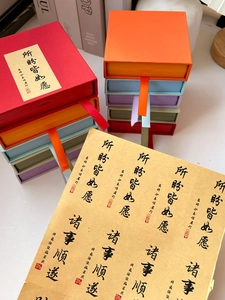 Primer plano de cajas de regalo coloridas con pegatinas doradas y elegantes asas de cinta
