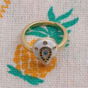 Detail eines Goldrings mit weißem Emaille-Wassertropfen und bösem Blick Design