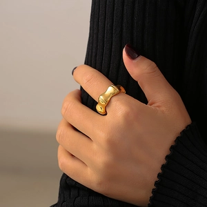 Bague chic en acier doré style bambou poli pour un look féminin moderne et élégant