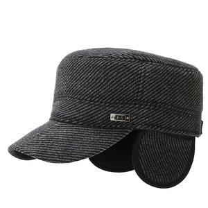 Gorra plana de sarga gris oscuro para hombre con orejeras e insignia metálica F-S