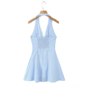 Detalle de vestido halter a rayas con ribete de encaje blanco y espalda elástica ajustada