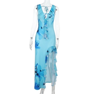 Détail d'une robe longue à fleurs avec col en V, volants et fente latérale haute