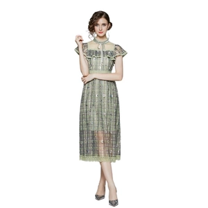 Elegante abito midi in chiffon a quadri verdi con collo a balze e inserti in rete sulle spalle
