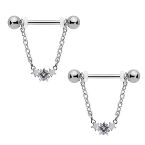 Detail von Silber Brustpiercing aus Edelstahl mit Kette und sternförmigem Zirkonia-Anhänger