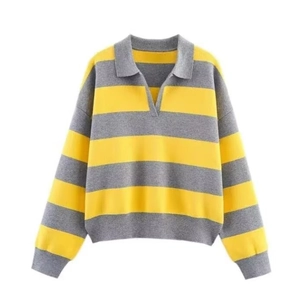 Maglia polo a righe gialle e grigie con spalle scese su sfondo bianco, stile casual
