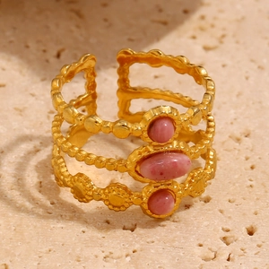 Detail eines 18K vergoldeten dreischichtigen Rings mit drei rosa Edelsteinen