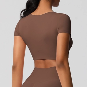 Vue arrière du haut court de yoga marron foncé sans couture avec legging taille haute