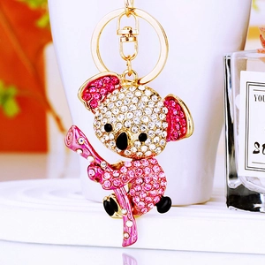 Nahaufnahme des rosa-weißen Kristall-Koala-Schlüsselanhängers mit goldenem Metallring