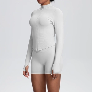 Détail de l'ensemble de yoga côtelé avec col zippé et passe-pouces aux manches en gris