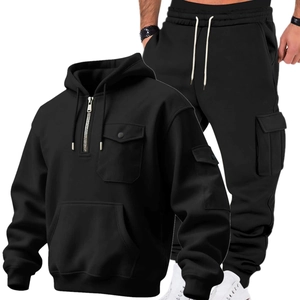 Detalle del conjunto de sudadera negra con cremallera y pantalón cargo deportivo
