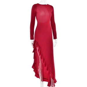 Détail de la robe rouge à manches longues avec empiècement transparent et fente volantée