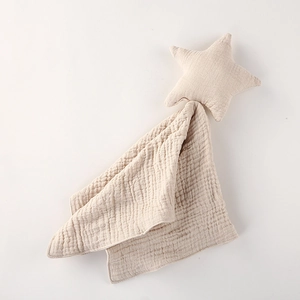 Dettaglio del doudou in mussola di cotone beige con peluche a forma di stella
