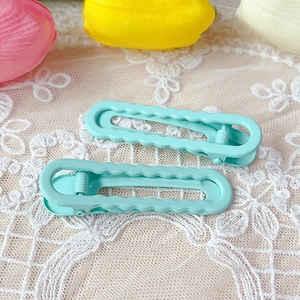 6cm wavy light blue macaron hair clip with glossy finish and floral decor