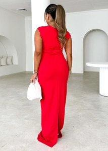 Dettaglio dell'abito lungo rosso senza maniche con zip posteriore e spacco elegante