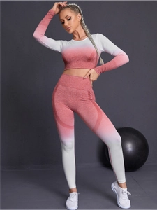 Détail d'un ensemble de yoga dégradé rose et blanc en tissu tricoté sans couture et élastique