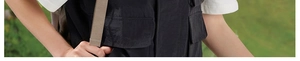 Detail einer schwarzen taktischen Cargo-Weste mit großen Taschen und Nylon-Gewebe