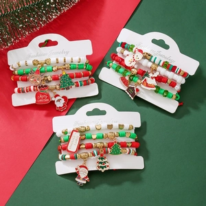 Détail de bracelets de Noël multicouches avec perles et breloques de fêtes sur carte