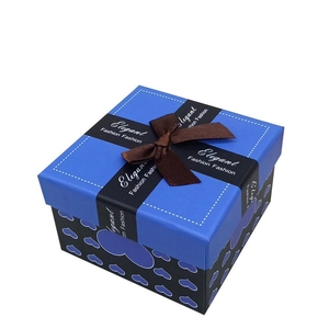Scatola regalo quadrata con coperchio blu, base nera e un elegante fiocco marrone
