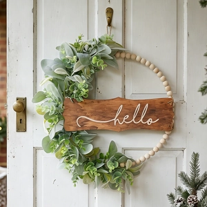 Couronne d'automne avec perles en bois et panneau hello sur une porte blanche