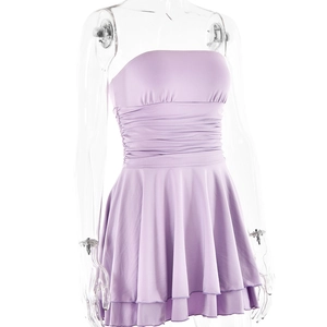 Vue détaillée de la mini robe bustier lavande avec fronces ajustées et ourlet à volants