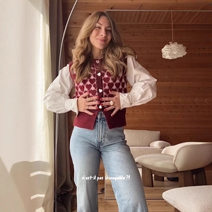 Gilet en maille bordeaux vintage avec motifs cœur roses et boutons cœur sur chemise