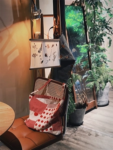 Vue détaillée du sac fourre-tout en toile à pois rouges sur une chaise vintage