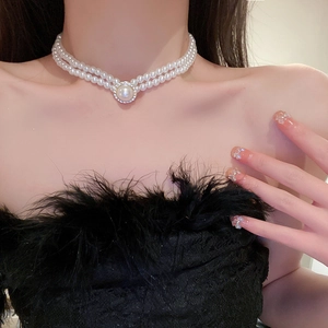 Détail du ras du cou à double rang de perles avec strass scintillants au cou