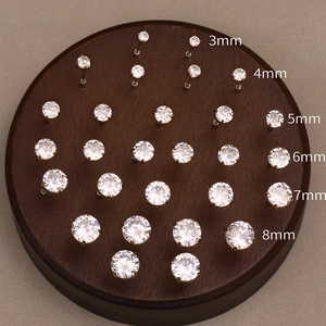 Puces d'oreilles en zircon 5A étincelant, tailles 3mm à 8mm sur support en bois