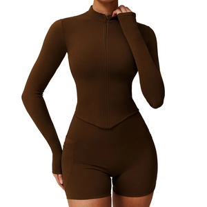 Ensemble de yoga marron foncé avec haut à manches longues ajusté et short taille haute