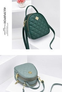 Détail de mini sacs à main matelassés avec boucles trèfle dorées et bandoulières