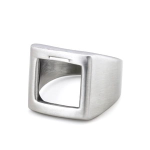 Bague géométrique évidée minimaliste avec finition en acier inoxydable brossé mat