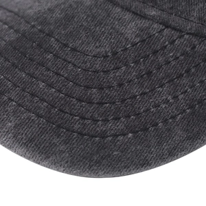 Detail der mehrreihigen Nähte auf dem vorgewaschenen Denim-Schild und Baumwolltextur