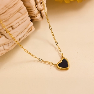 Collana minimalista con pendente a cuore dorato e inserto nero su catena a graffetta chic