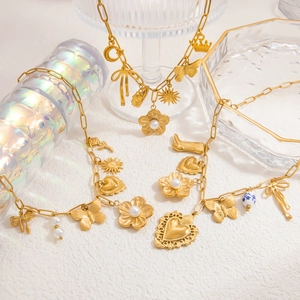 Collier À Pendentifs Multi Charmes Acier Inoxydable Plqué Or 18K Fleur Coeur Papillon Künstliche Perle Bijou Pour Femmes