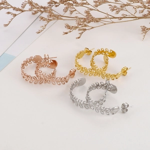 Hohlblatt-Ohrringe in C-Form in Roségold, Gold und Silber auf weißem Hintergrund