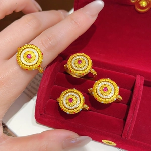 Bague vintage plaquée or 24 carats avec zircon rubis filigrané et design rotatif