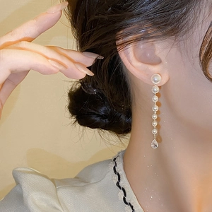 Boucles d'oreilles pendantes élégantes avec perles en cascade et pierre goutte sur mannequin