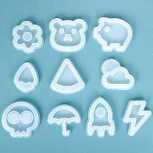 Vista plana de 10 moldes de silicona con formas de oso y flores para manualidades de resina