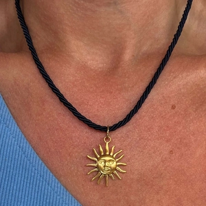 Collana con ciondolo a sole placcato oro 18k e cordino nero intrecciato per vacanze al mare