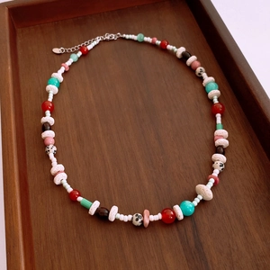 Dettaglio della collana boho di perle fatte a mano con pietre colorate su vassoio