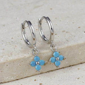 Detailed close-up of S925 sterling silver four-leaf flower earrings with turquoise beads
