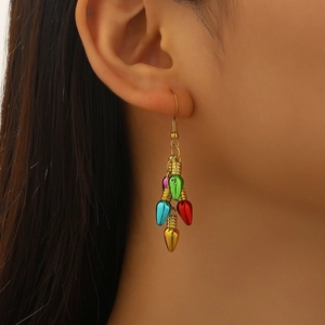 Vue détaillée des boucles d'oreilles de Noël avec pendentifs ampoules colorées